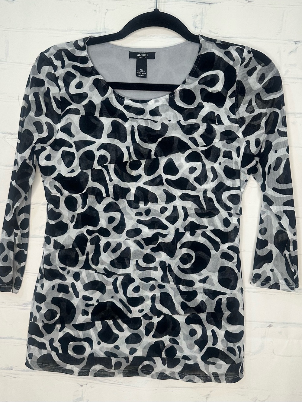 Women’s Alfani Size petite small black &‎ white long sleeve top